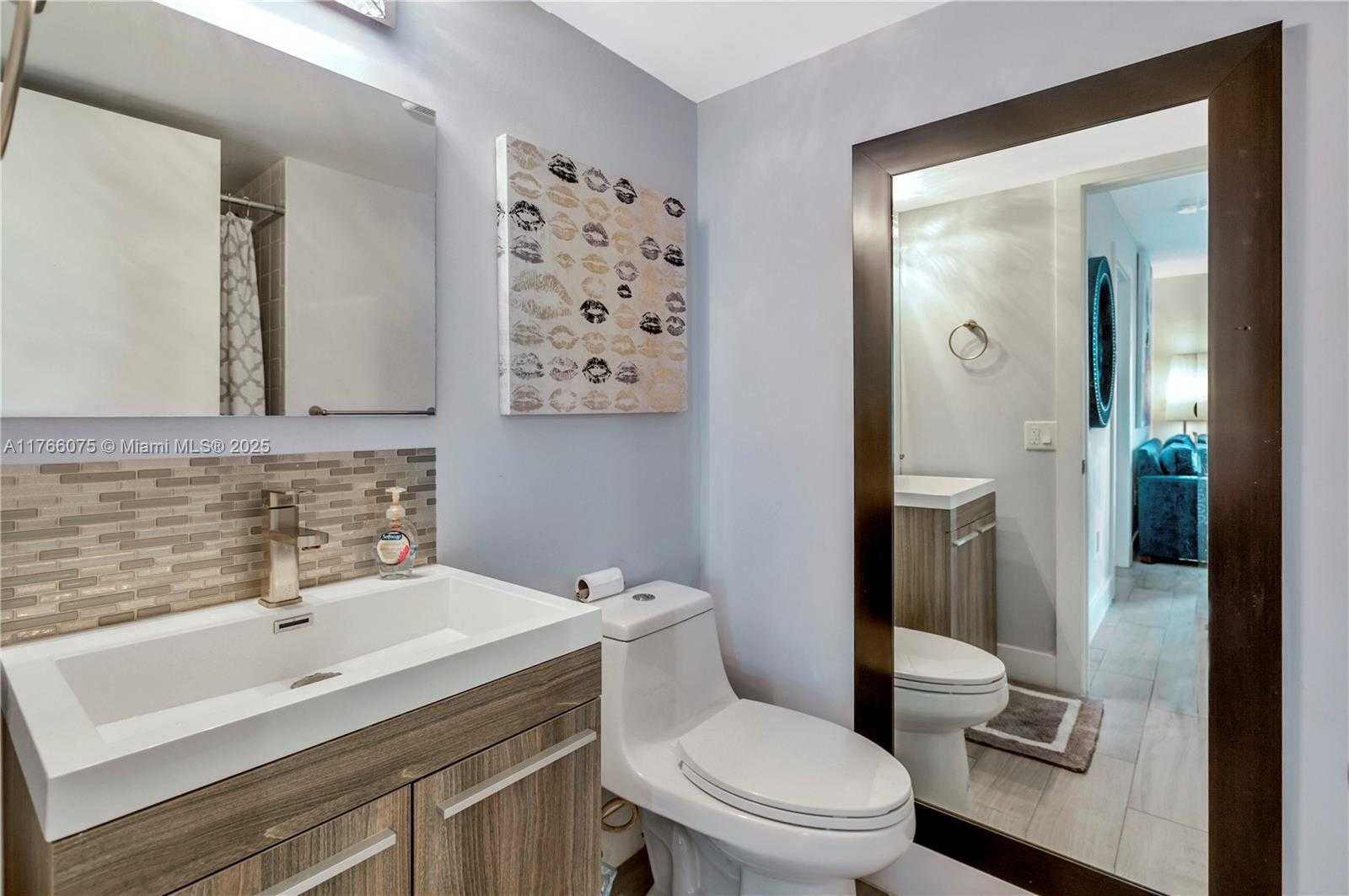 Small Image of 2600 COLLINS AVE #204, Miami Beach Number 12