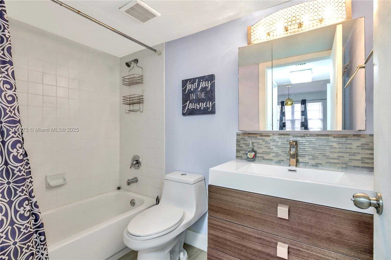 Small Image of 2600 COLLINS AVE #204, Miami Beach Number 15