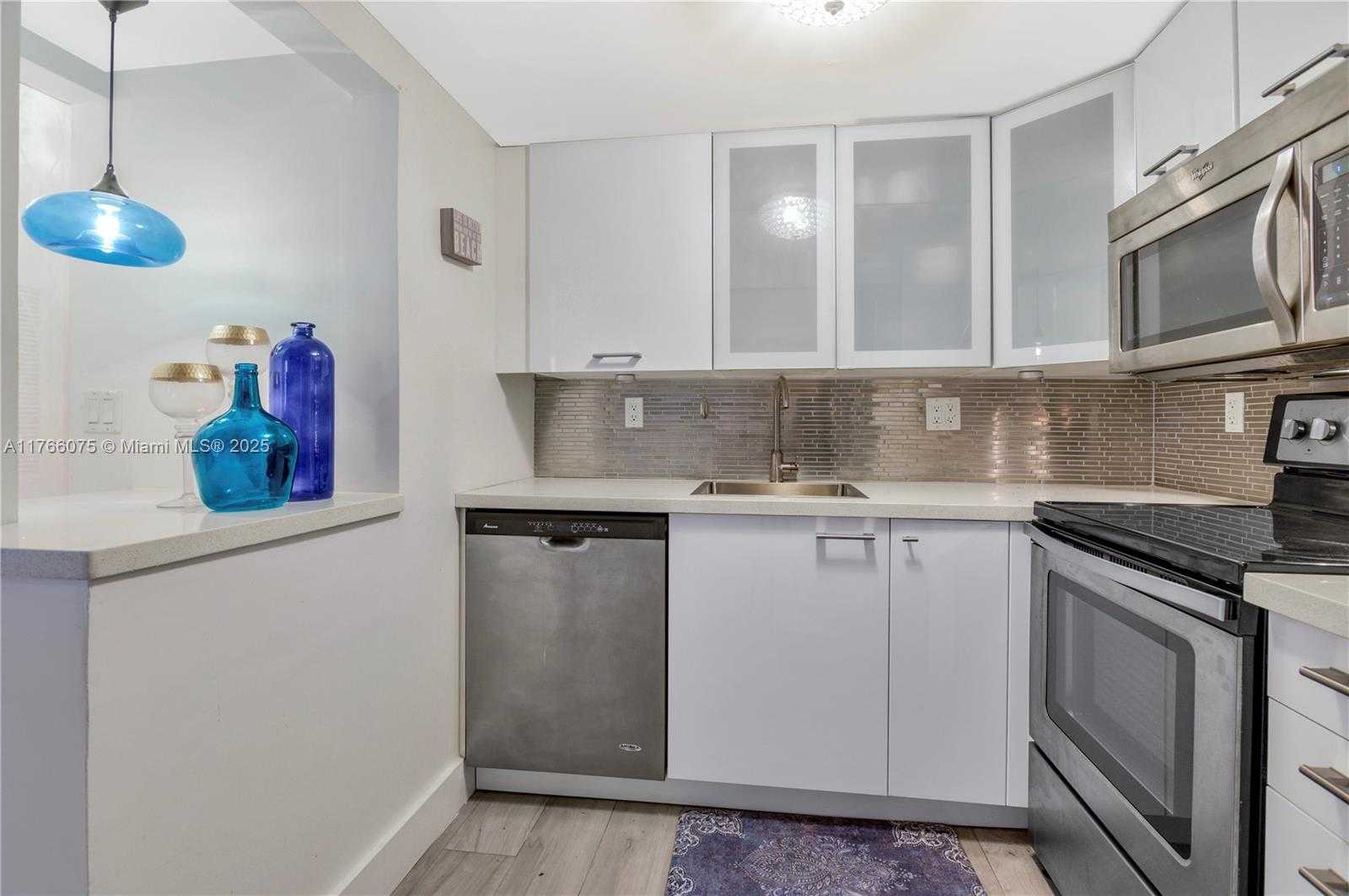 Small Image of 2600 COLLINS AVE #204, Miami Beach Number 2