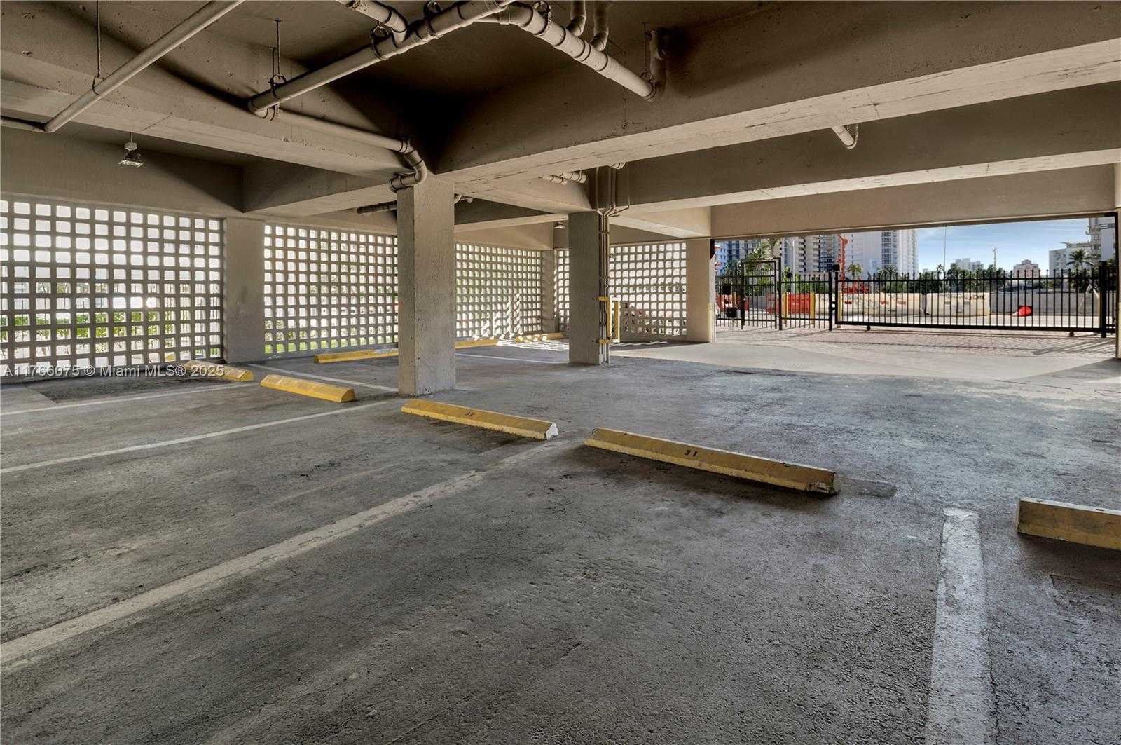 Small Image of 2600 COLLINS AVE #204, Miami Beach Number 20