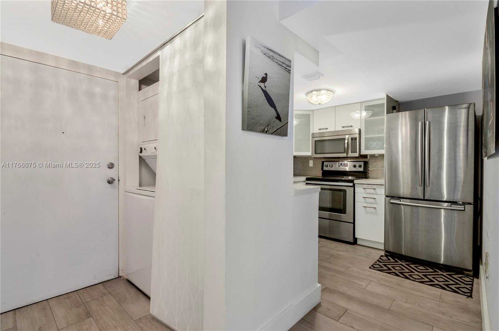 Small Image of 2600 COLLINS AVE #204, Miami Beach Number 3