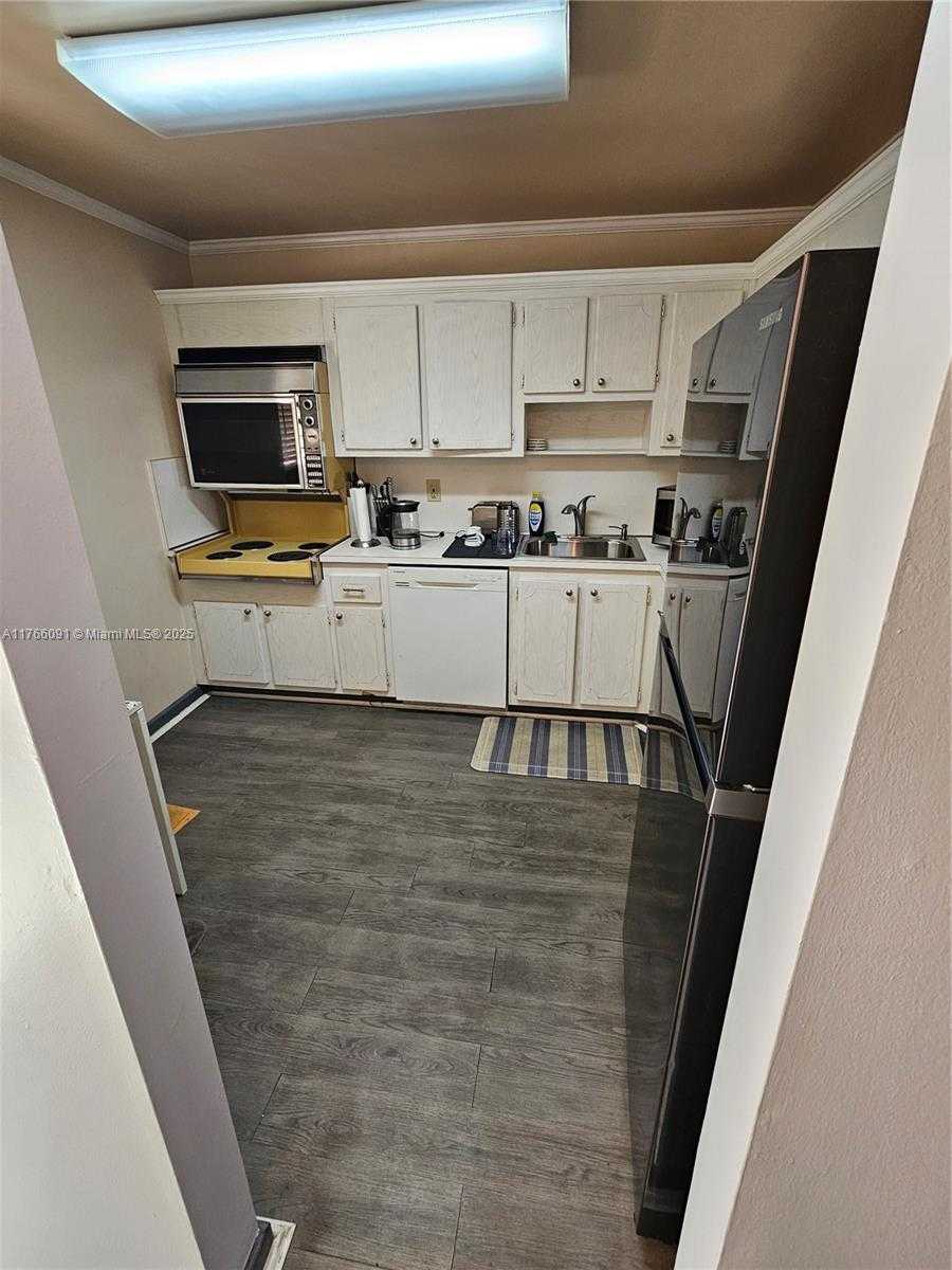 Small Image of 410 #318, Hallandale Beach Number 2