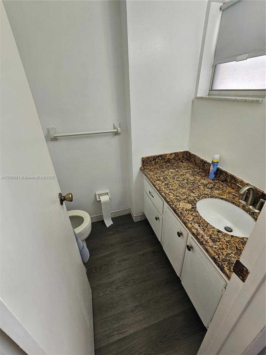 Small Image of 410 #318, Hallandale Beach Number 3