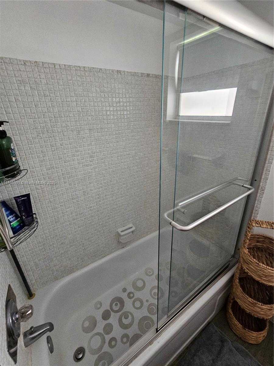 Small Image of 410 #318, Hallandale Beach Number 9