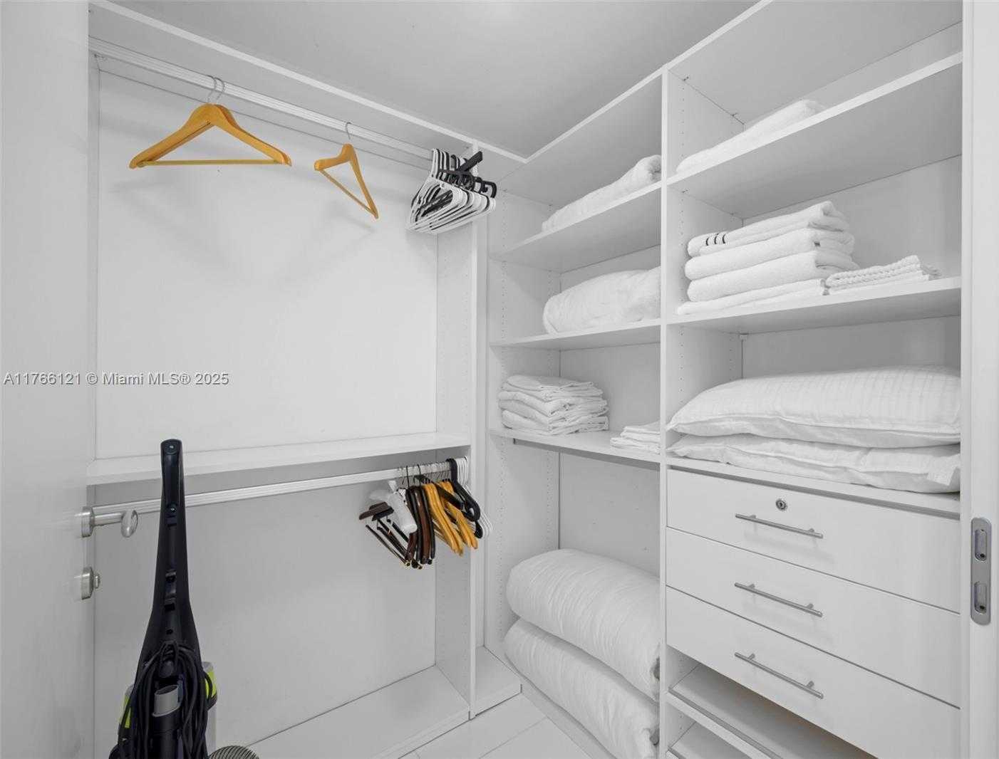 Small Image of 200 BISCAYNE WAY #4314, Miami Number 12