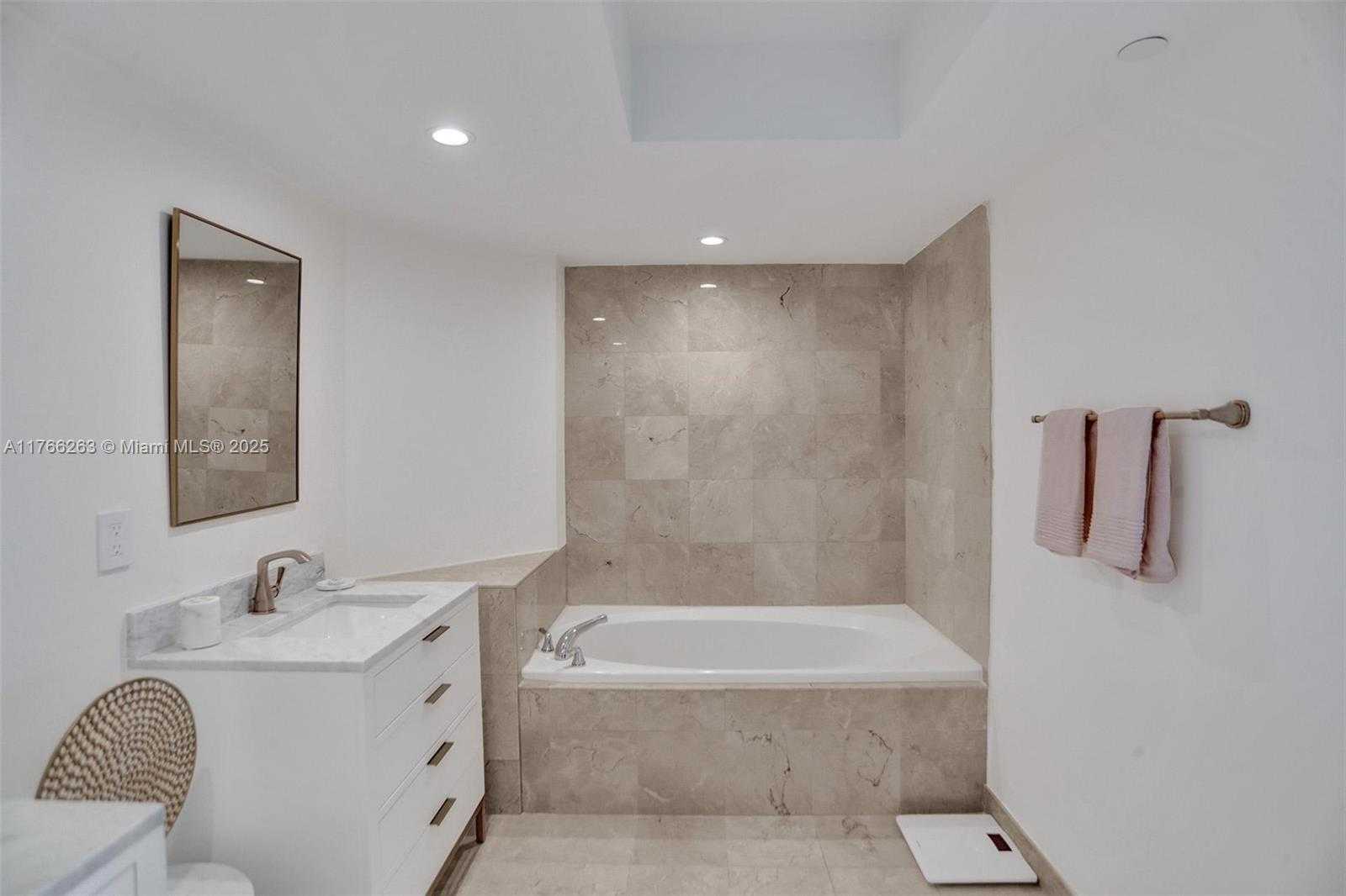 Small Image of 6917 COLLINS AVE #915, Miami Beach Number 17