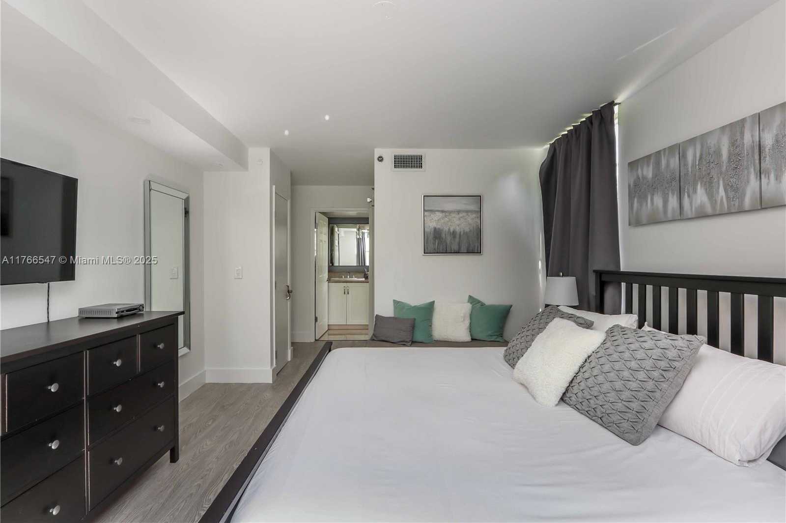 Small Image of 19555 EAST COUNTRY CLUB DR #8202, Aventura Number 19