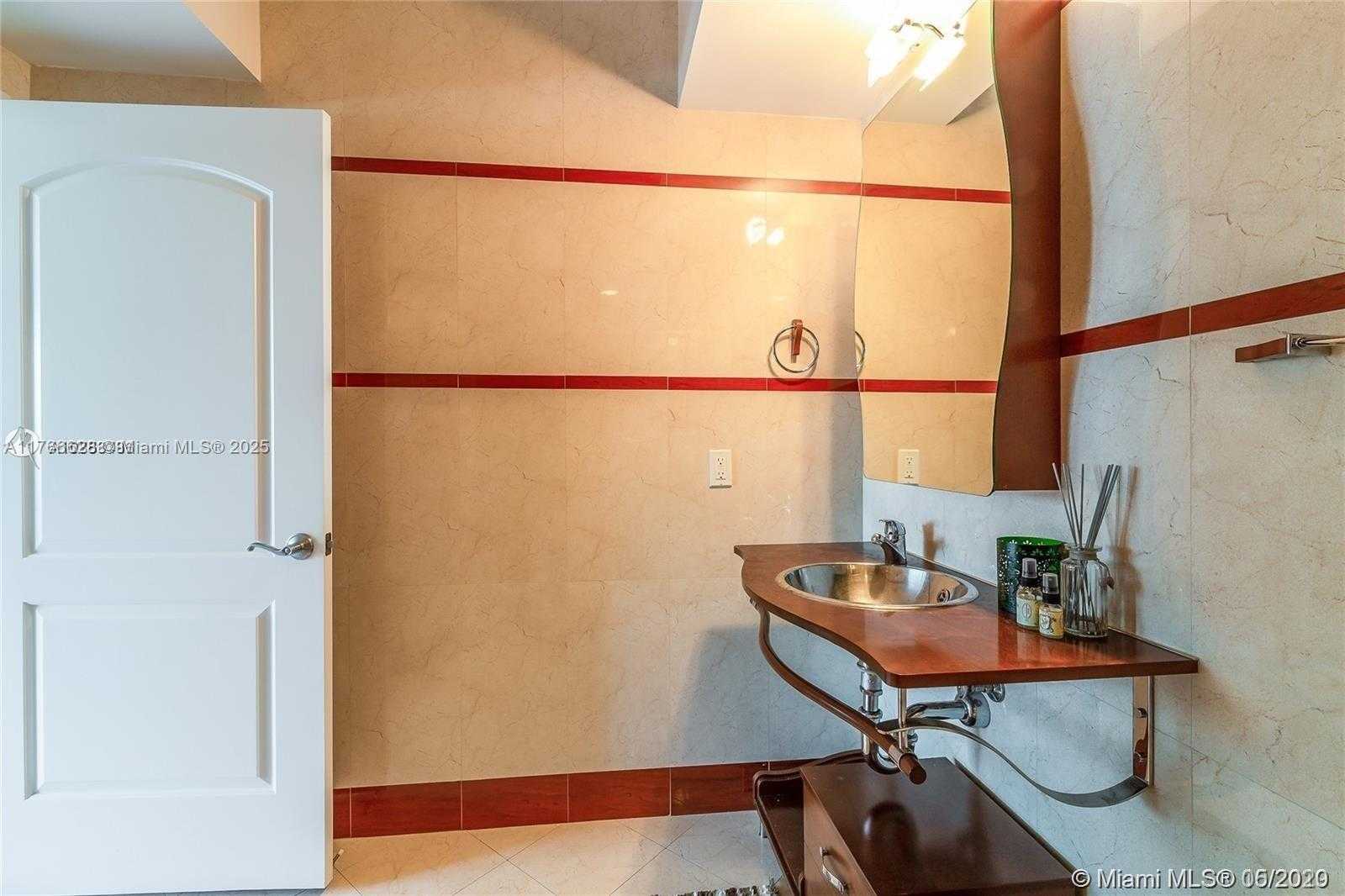 Small Image of 110 WASHINGTON AVE #2512, Miami Beach Number 3