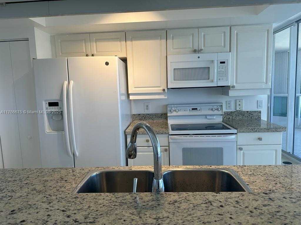Small Image of 21205 YACHT CLUB DR #1101, Aventura Number 14