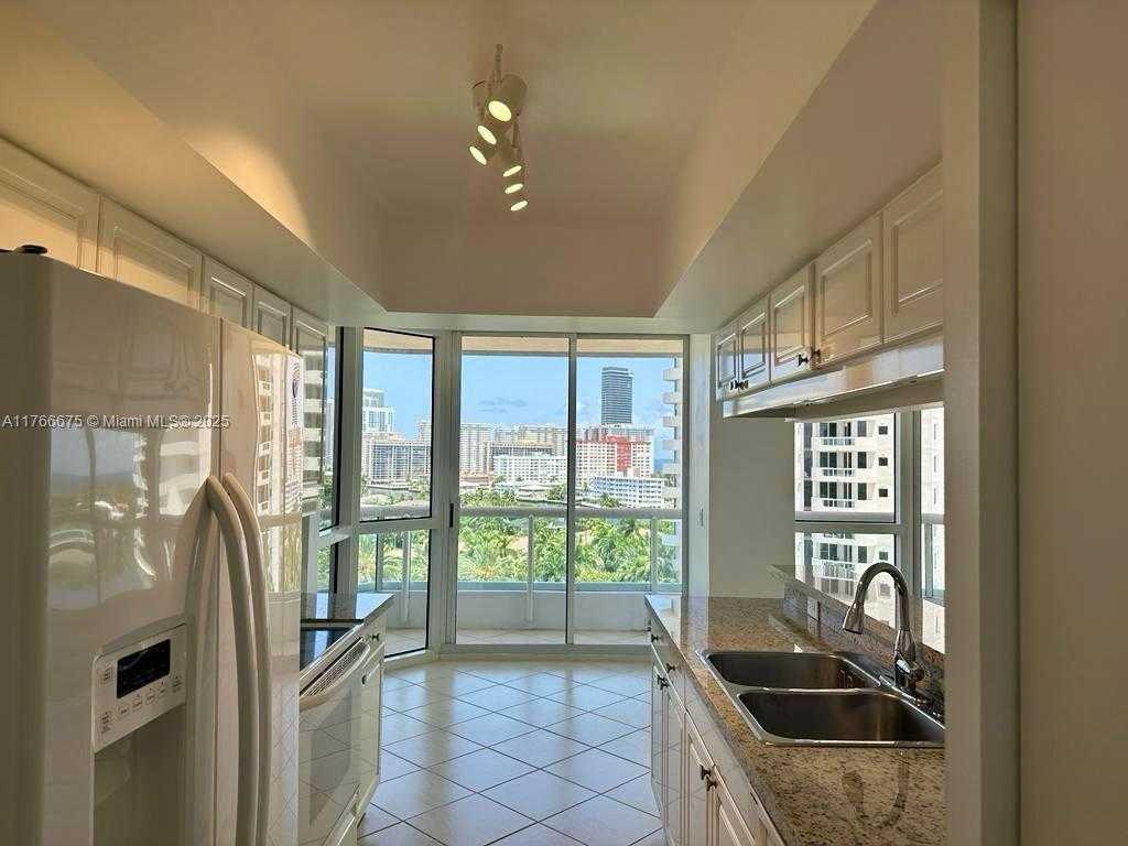Small Image of 21205 YACHT CLUB DR #1101, Aventura Number 15