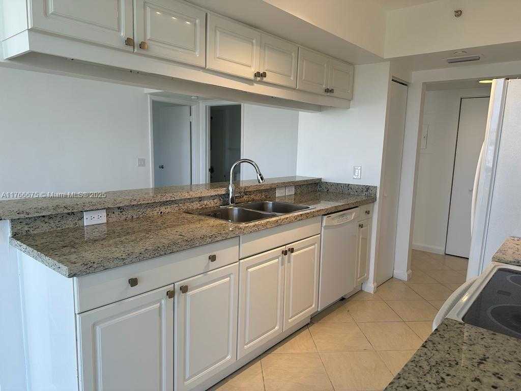 Small Image of 21205 YACHT CLUB DR #1101, Aventura Number 16