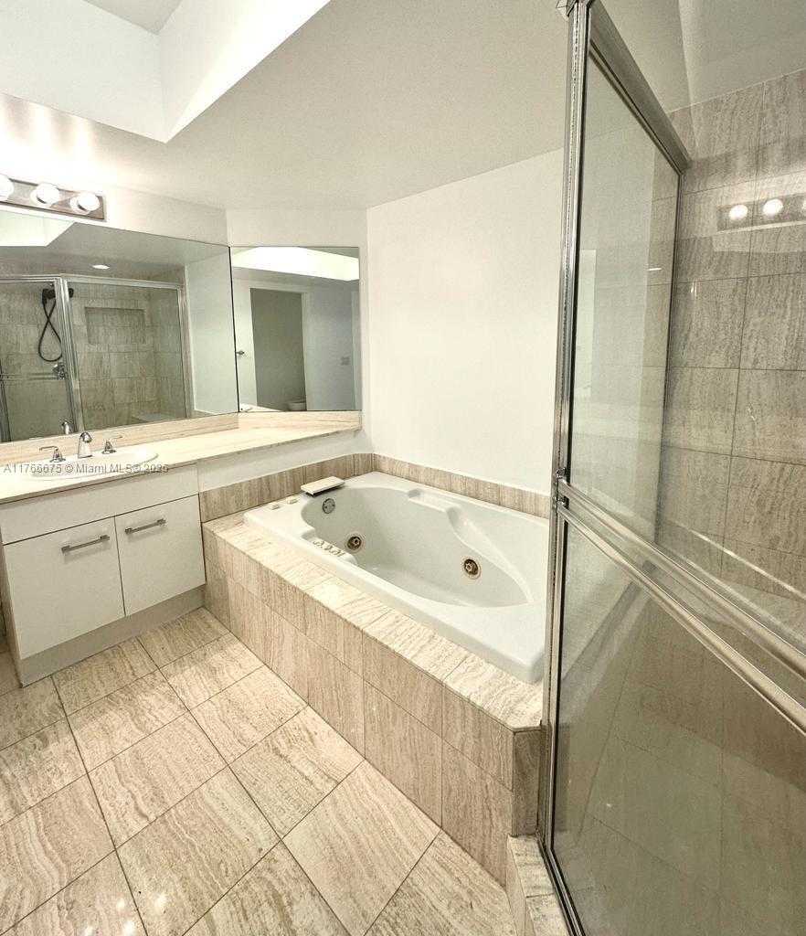 Small Image of 21205 YACHT CLUB DR #1101, Aventura Number 25