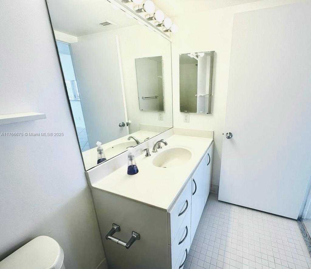 Small Image of 21205 YACHT CLUB DR #1101, Aventura Number 29