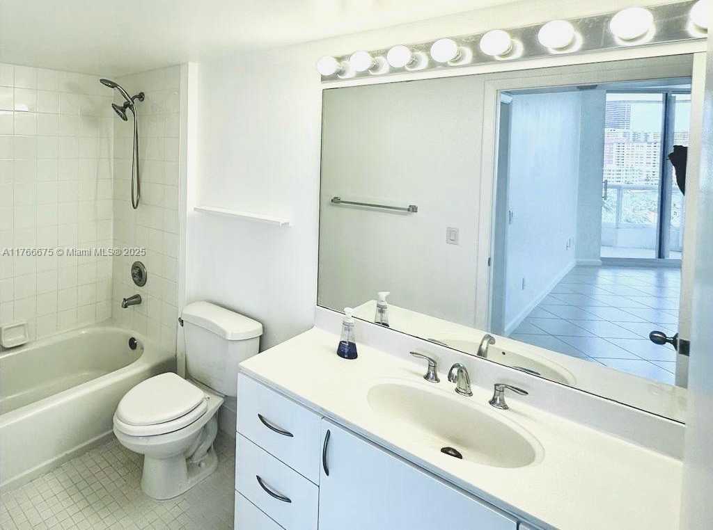 Small Image of 21205 YACHT CLUB DR #1101, Aventura Number 30