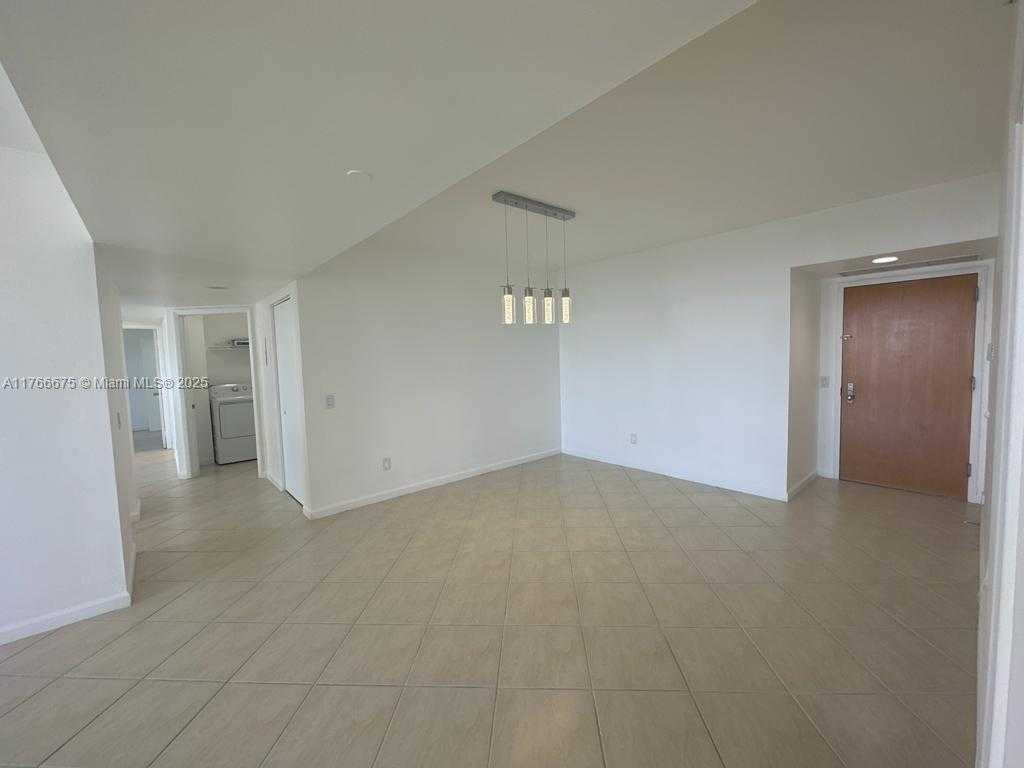 Small Image of 21205 YACHT CLUB DR #1101, Aventura Number 8