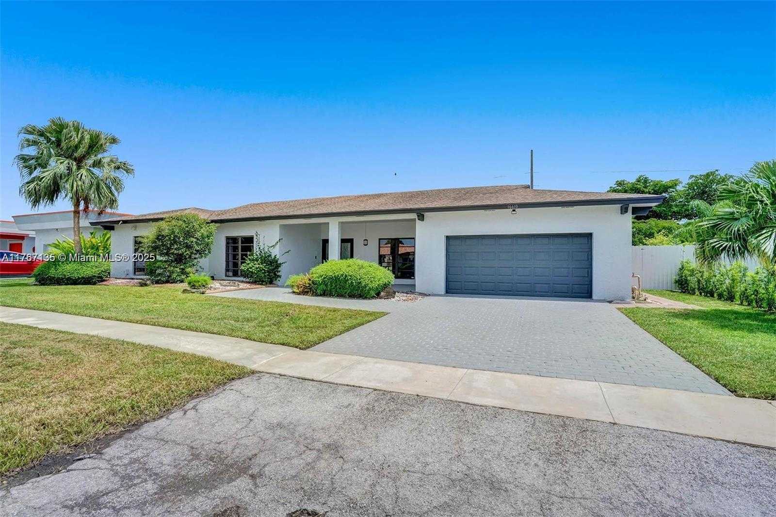 Small Image of 16610 ROYAL POINCIANA CT, Weston Number 3