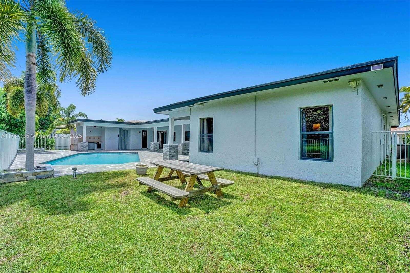 Small Image of 16610 ROYAL POINCIANA CT, Weston Number 64