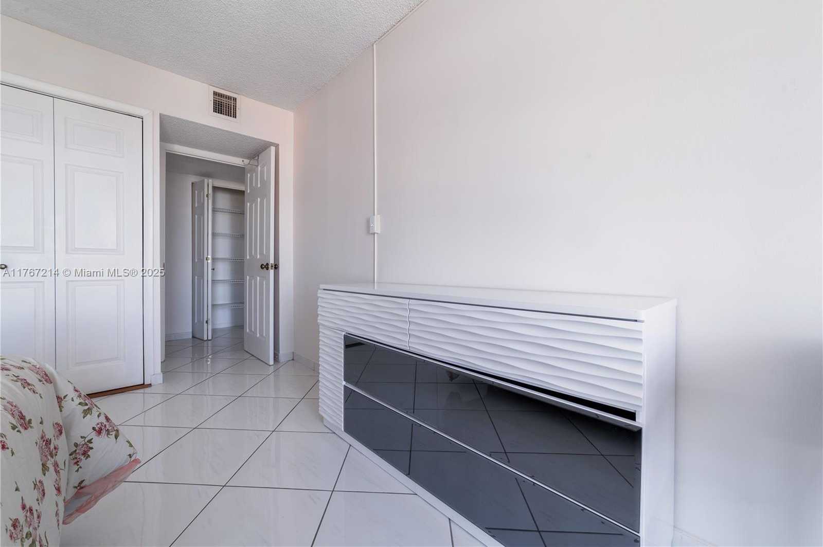 Small Image of 3800 SOUTH OCEAN DR #1404, Hollywood Number 24