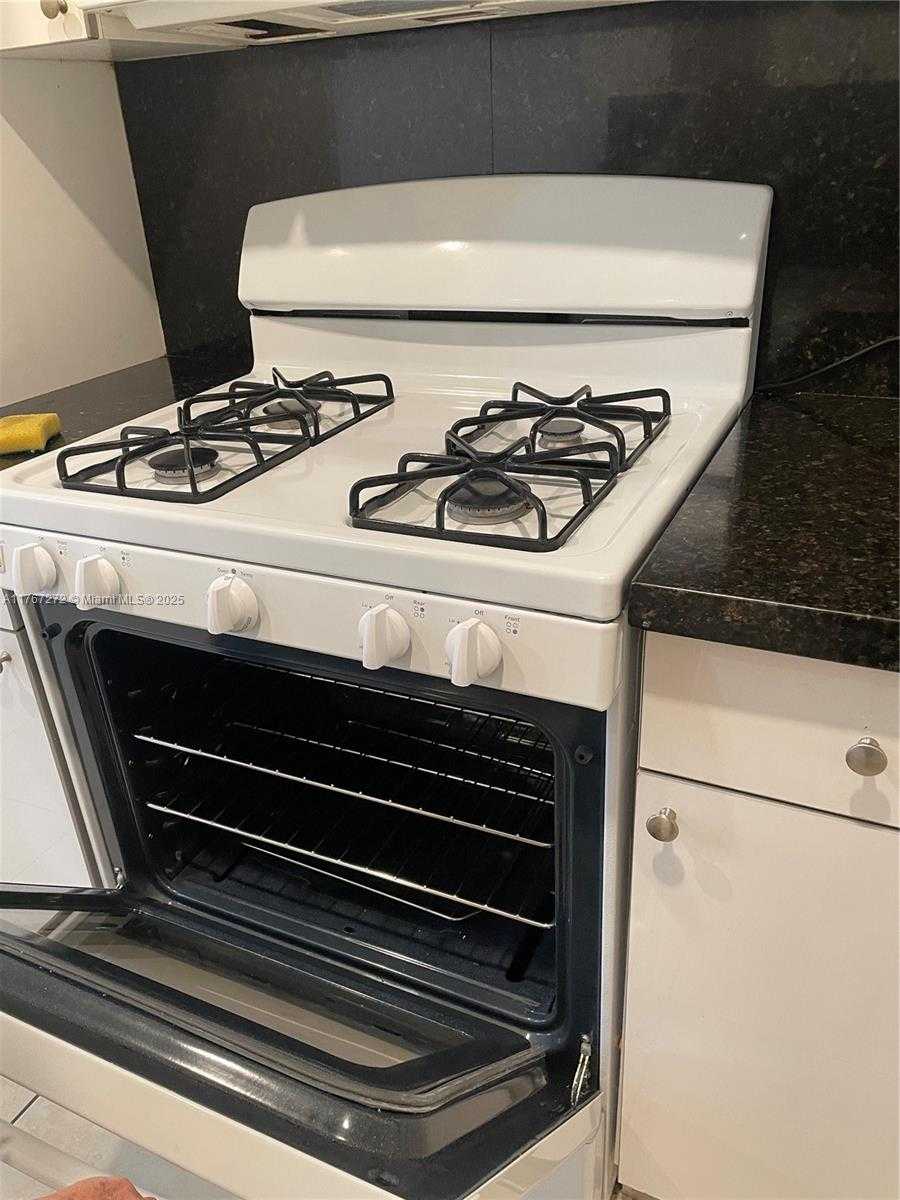 Small Image of 18101 NORTH WEST 68TH AVE #D202, Hialeah Number 5