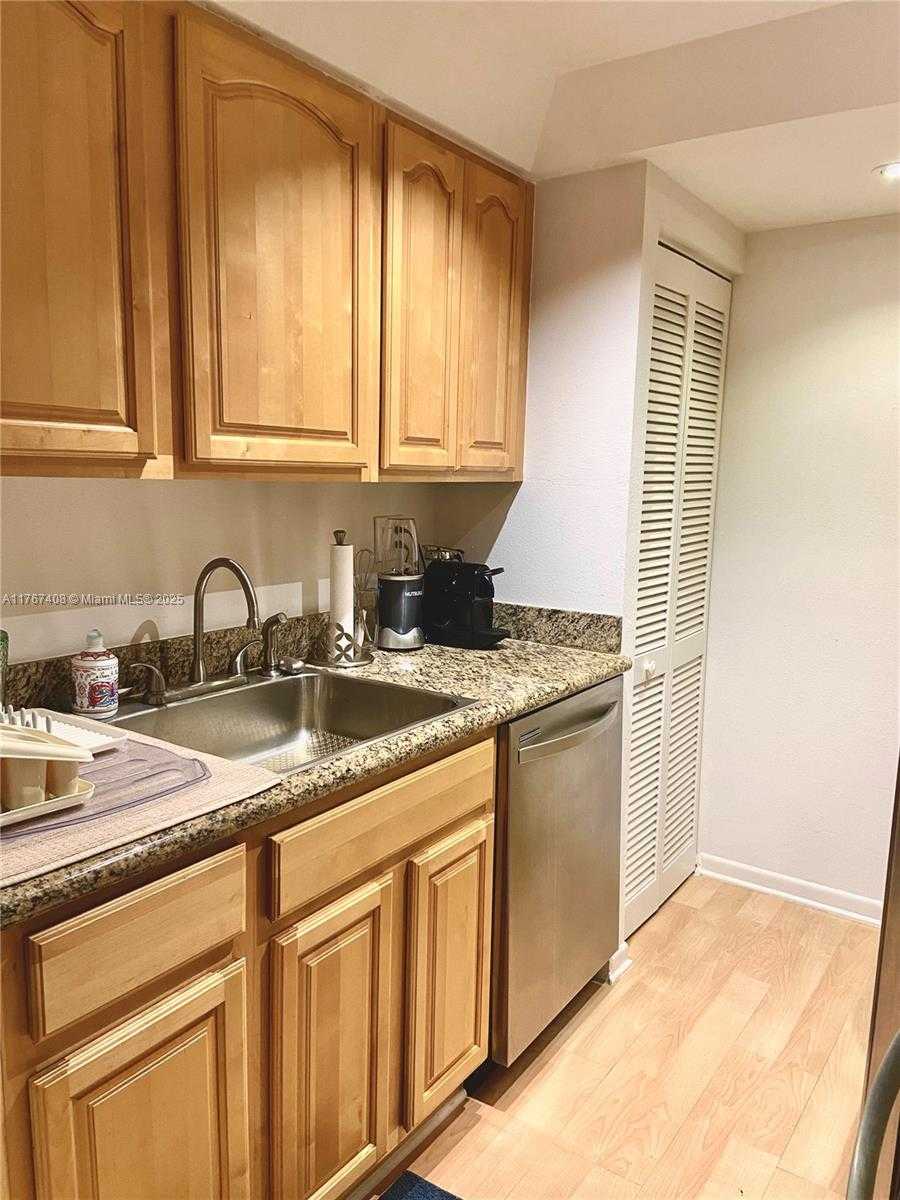 Small Image of 520 BRICKELL KEY DR #A817, Miami Number 12