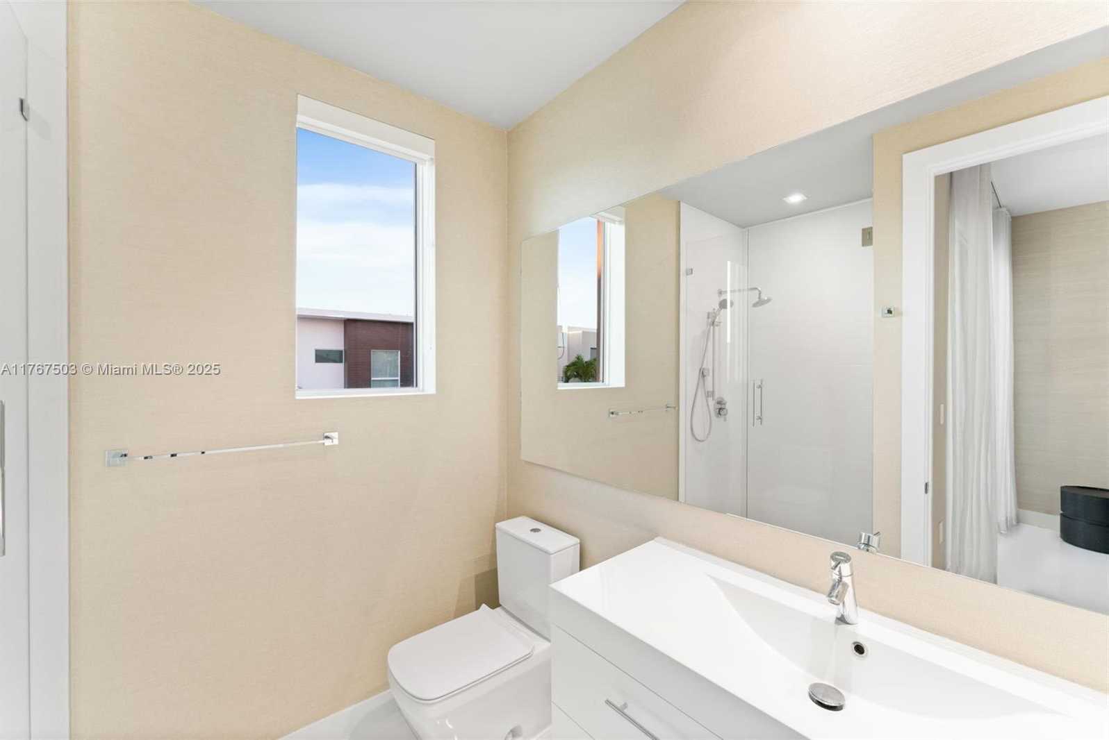 Small Image of 10561 NORTH WEST 67TH TER #10561, Doral Number 23
