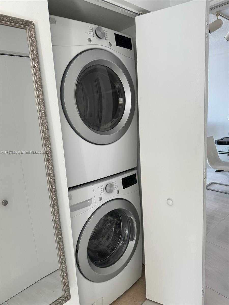 Small Image of 335 SOUTH BISCAYNE BLVD #2900, Miami Number 28