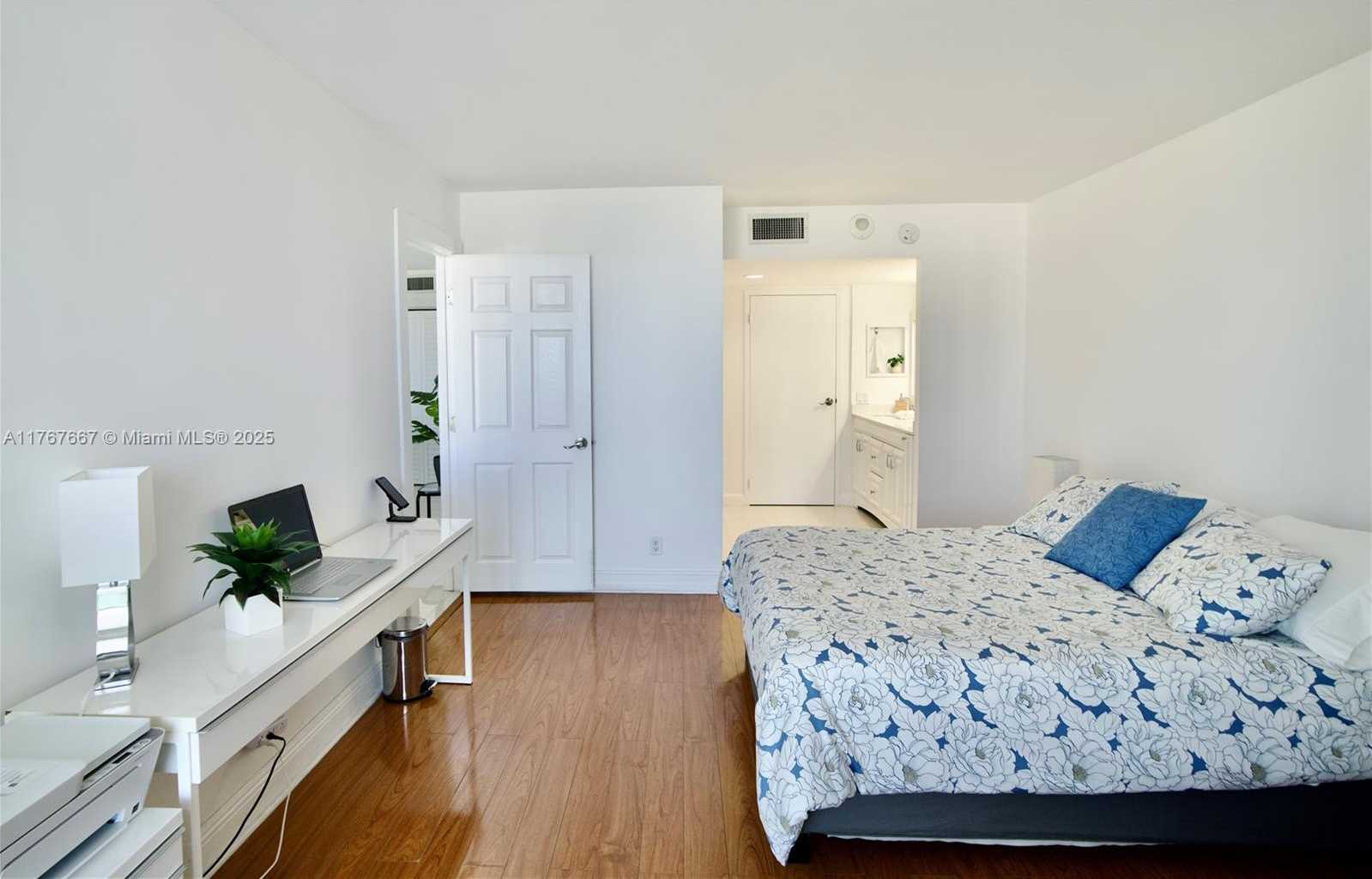 Small Image of 100 BAYVIEW DR #803, Sunny Isles Beach Number 10