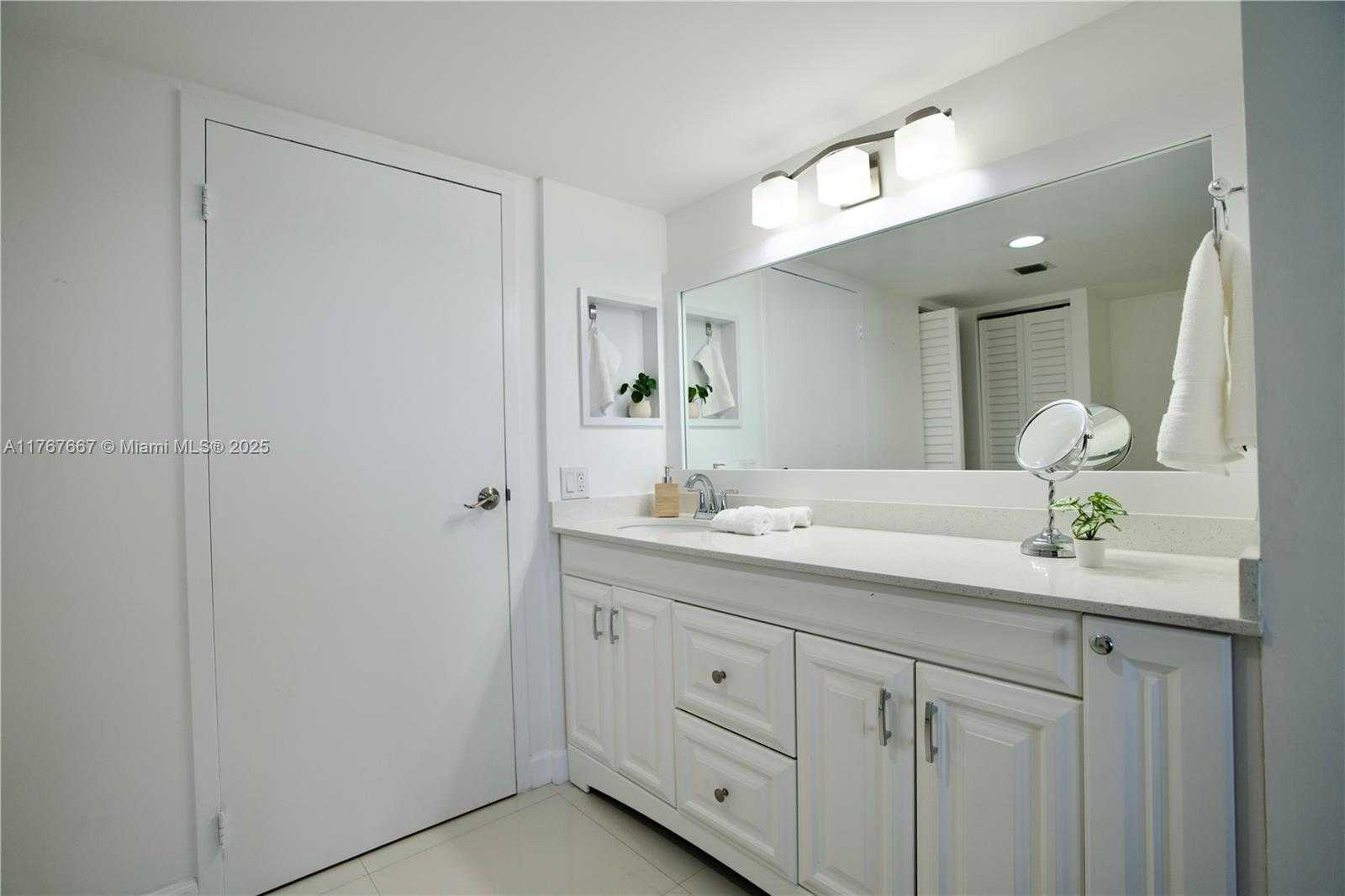 Small Image of 100 BAYVIEW DR #803, Sunny Isles Beach Number 13