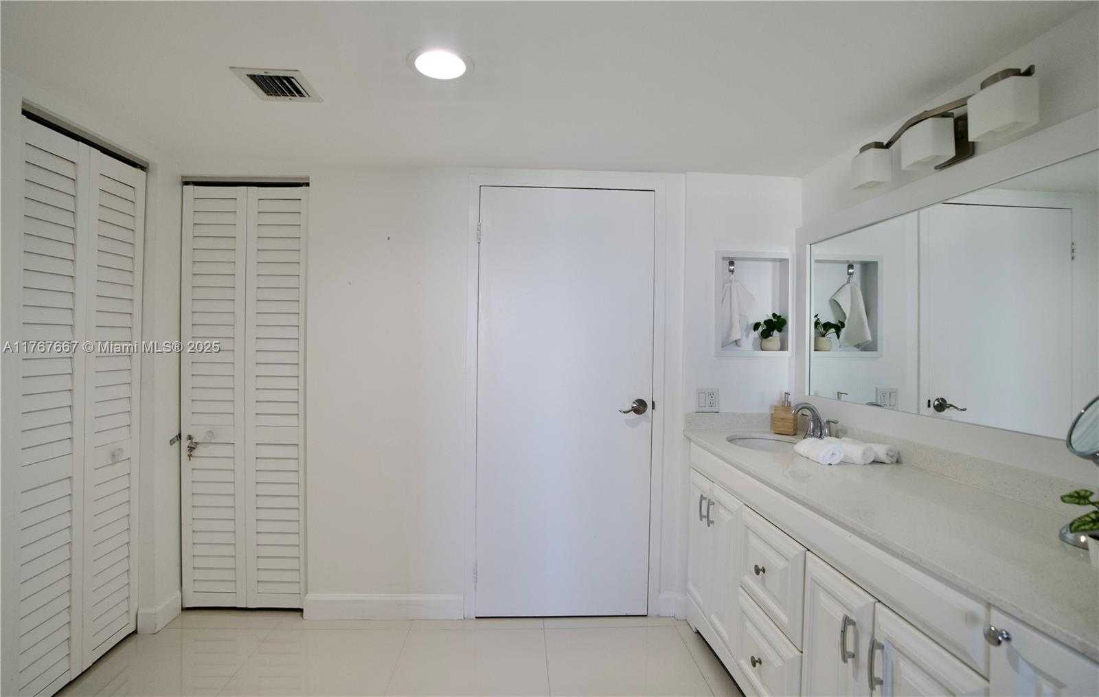 Small Image of 100 BAYVIEW DR #803, Sunny Isles Beach Number 14