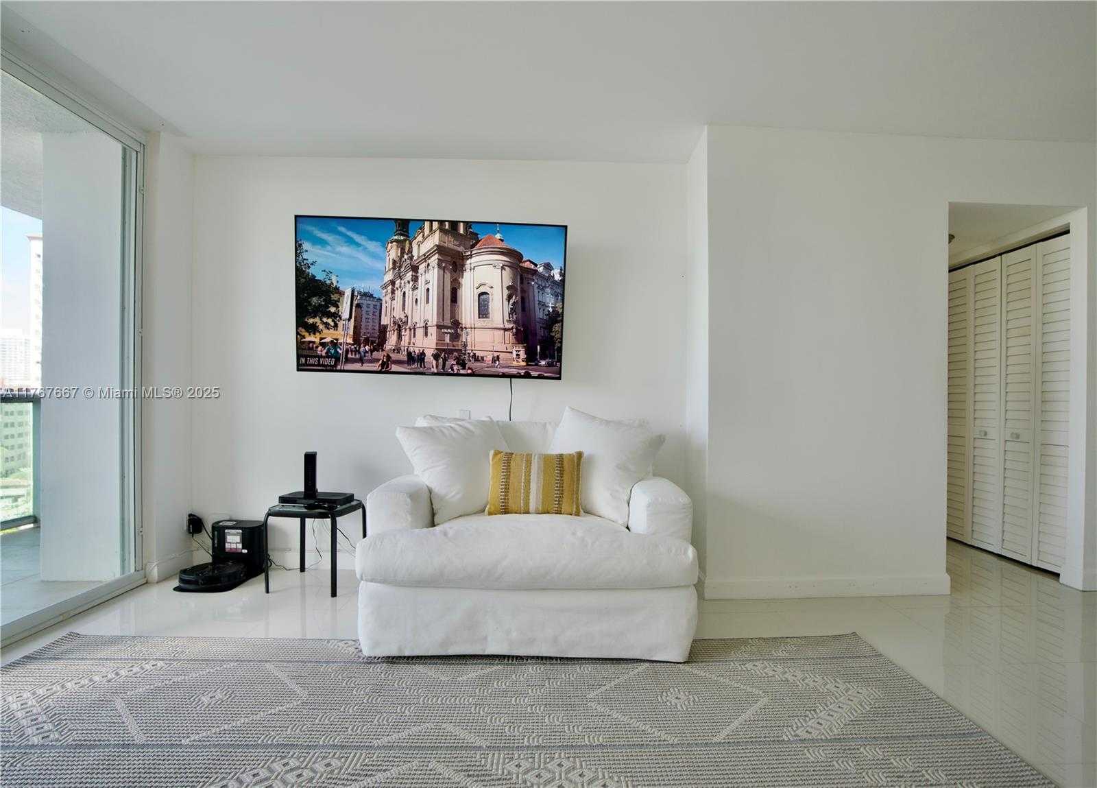 Small Image of 100 BAYVIEW DR #803, Sunny Isles Beach Number 2