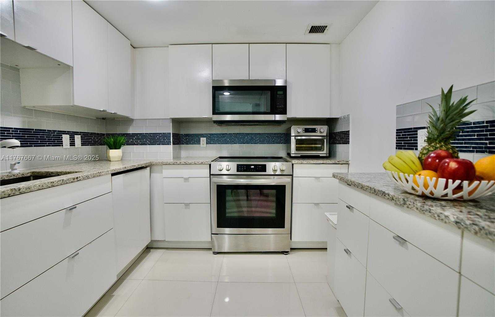 Small Image of 100 BAYVIEW DR #803, Sunny Isles Beach Number 6