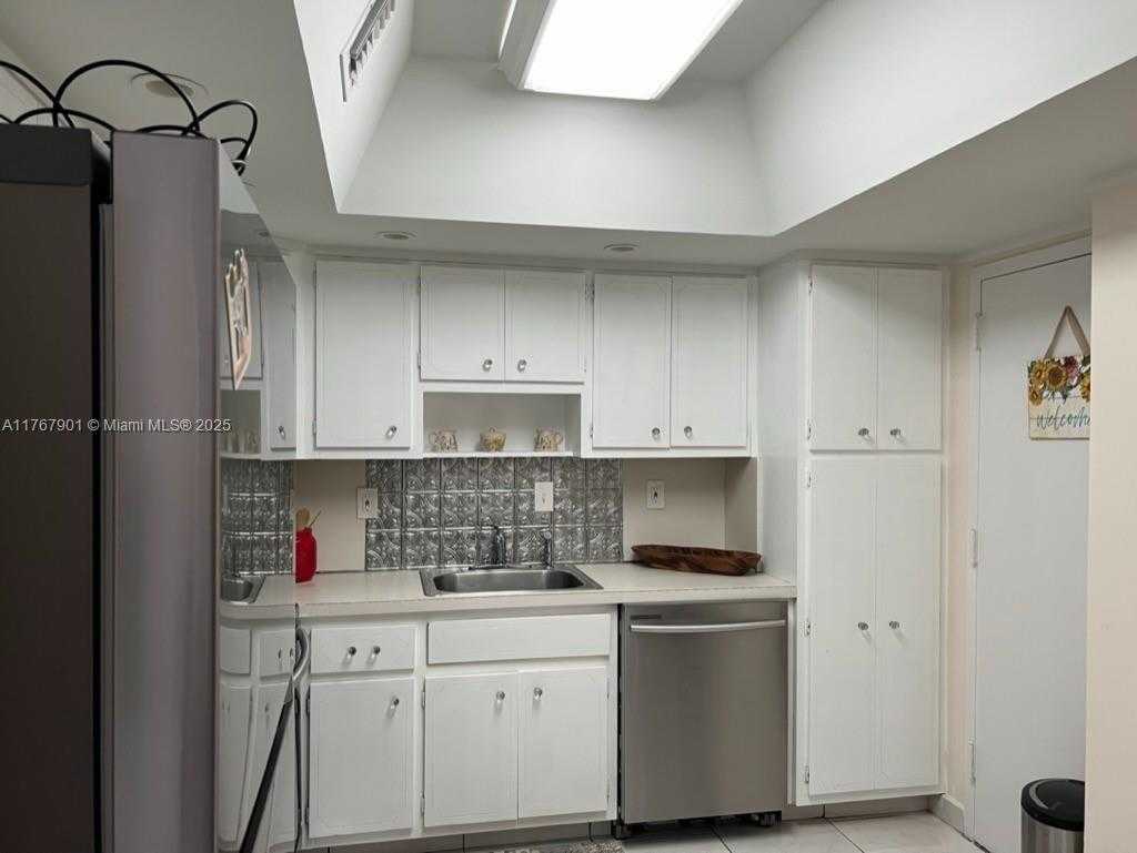 Small Image of 300 BAYVIEW DR #207, Sunny Isles Beach Number 11