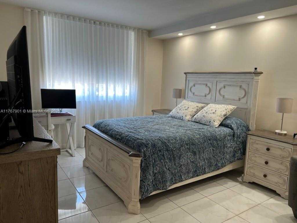 Small Image of 300 BAYVIEW DR #207, Sunny Isles Beach Number 13