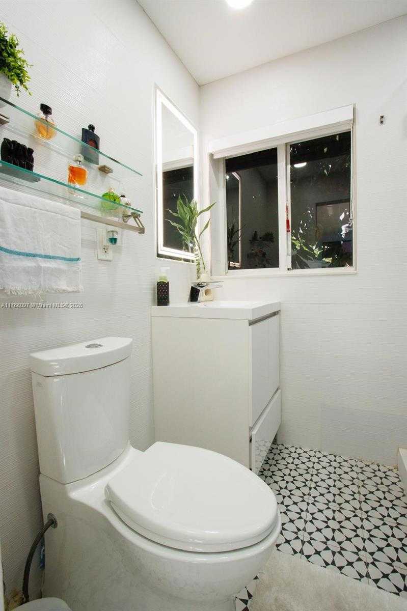 Small Image of 213 NORTH EAST 43RD ST, Miami Number 12