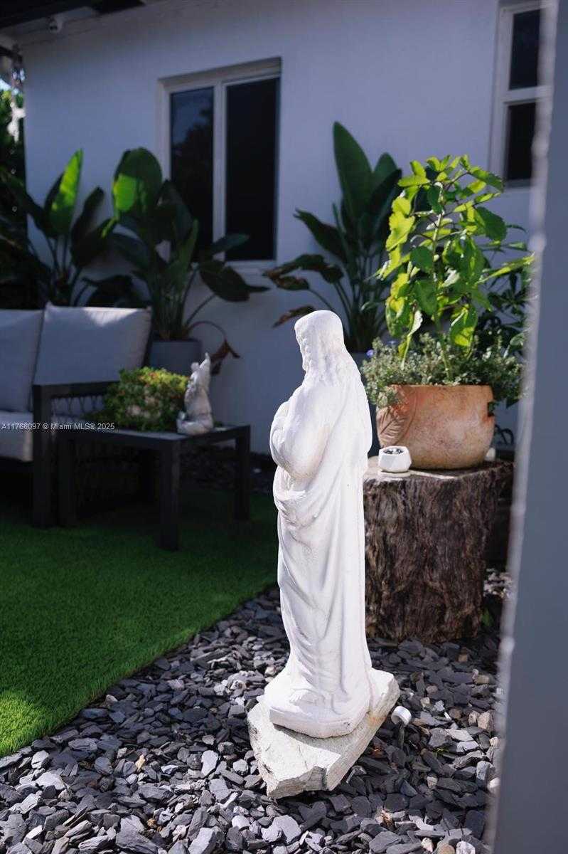 Small Image of 213 NORTH EAST 43RD ST, Miami Number 39