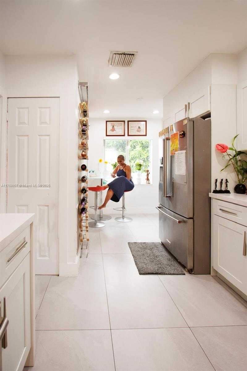 Small Image of 213 NORTH EAST 43RD ST, Miami Number 59