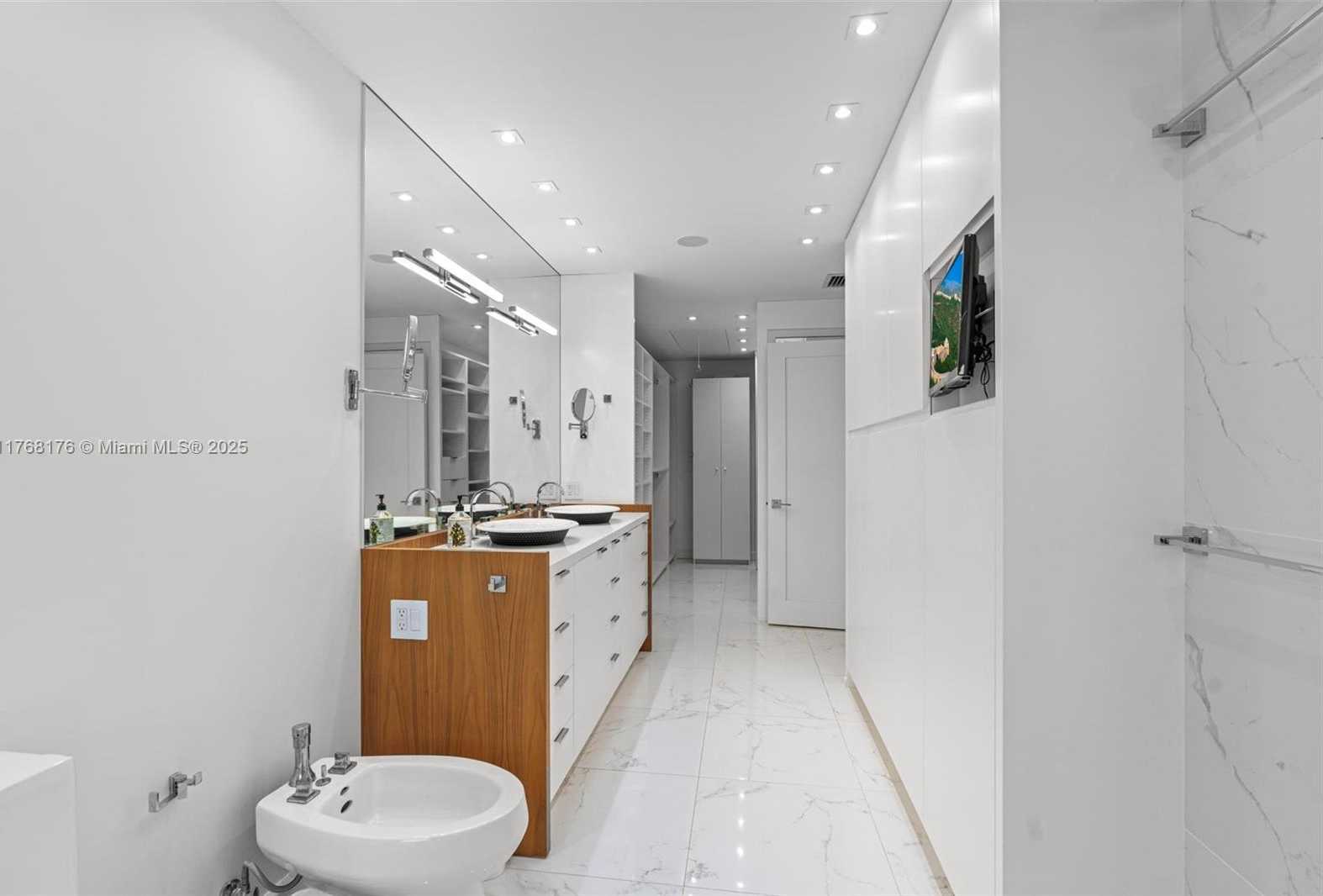 Small Image of 21145 HELMSMAN DR #N11, Aventura Number 24