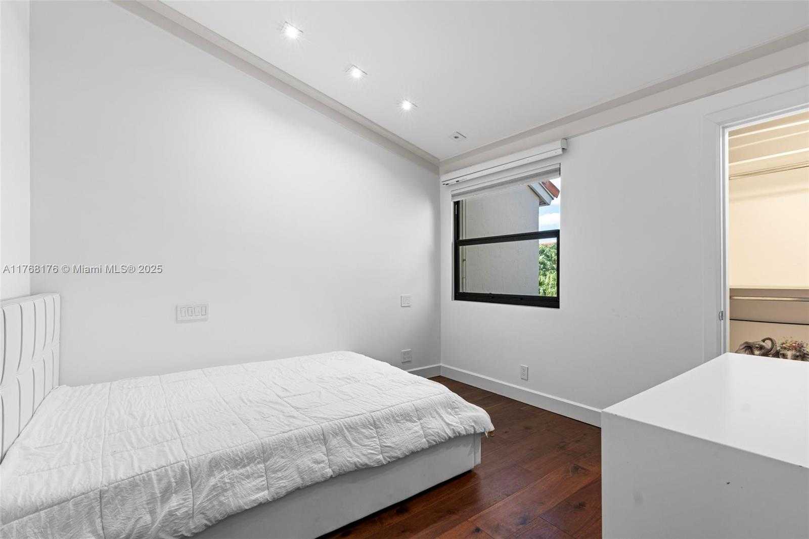 Small Image of 21145 HELMSMAN DR #N11, Aventura Number 28