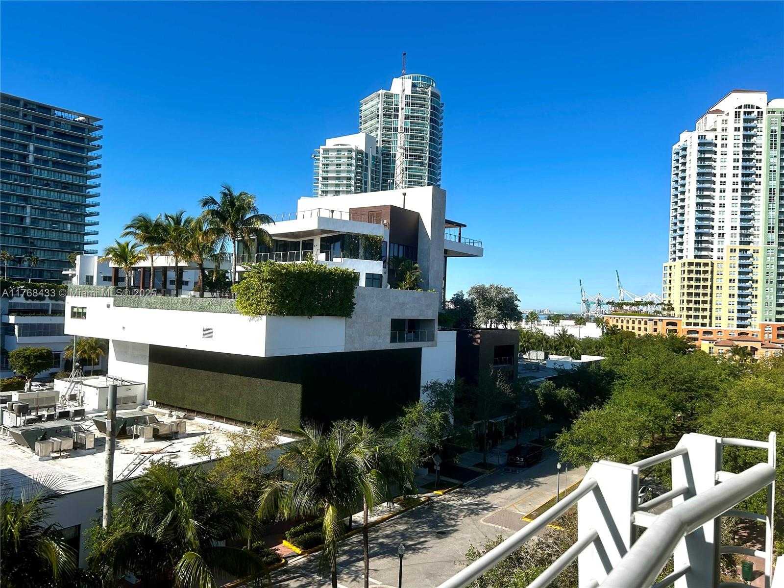 Small Image of 110 WASHINGTON AVE #1611, Miami Beach Number 3