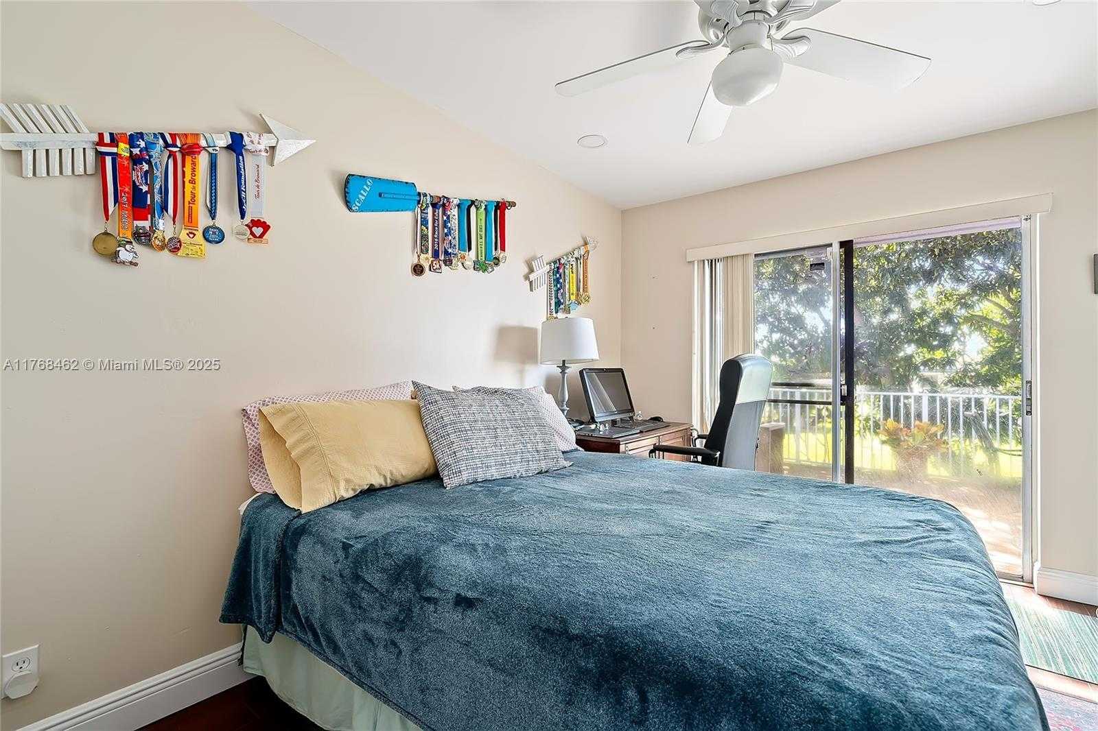 Small Image of 3952 FARRAGUT ST #3952, Hollywood Number 6