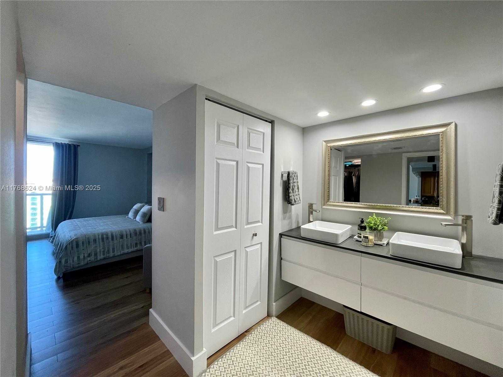 Small Image of 100 BAYVIEW DR #2130, Sunny Isles Beach Number 8