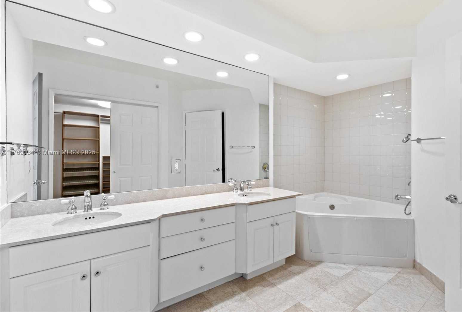 Small Image of 3370 HIDDEN BAY DR #2307, Aventura Number 16