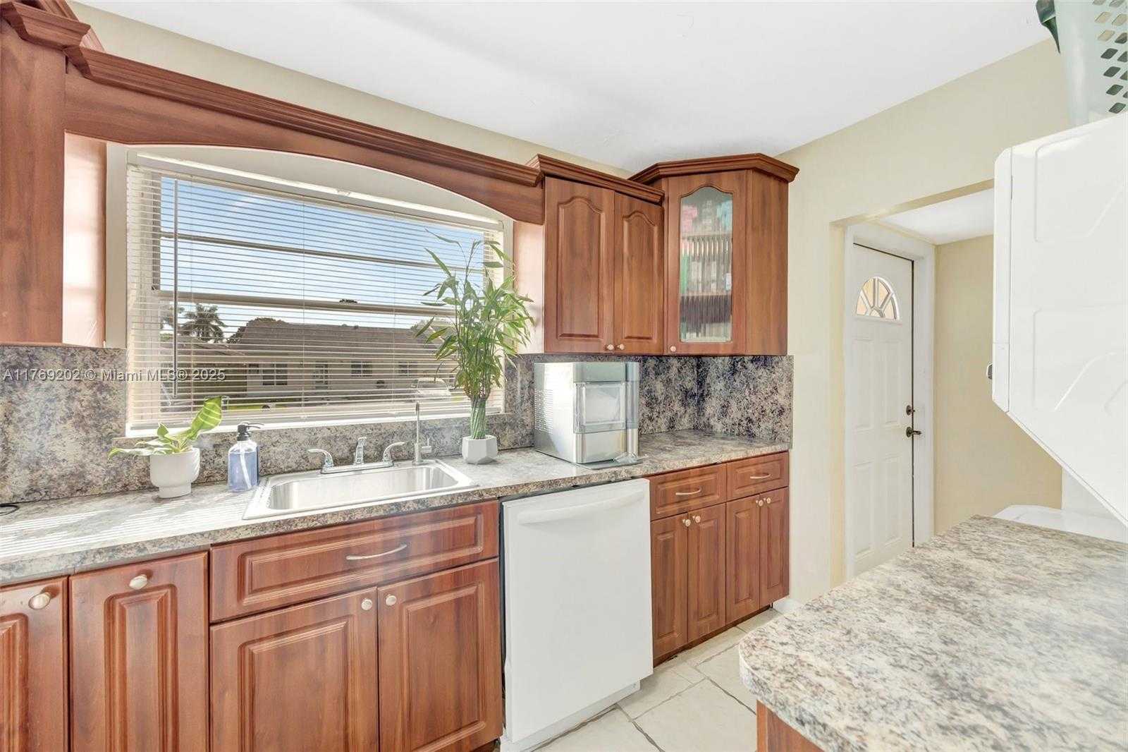 Small Image of 11214 SOUTH WEST 125TH CT #11214, Miami Number 10