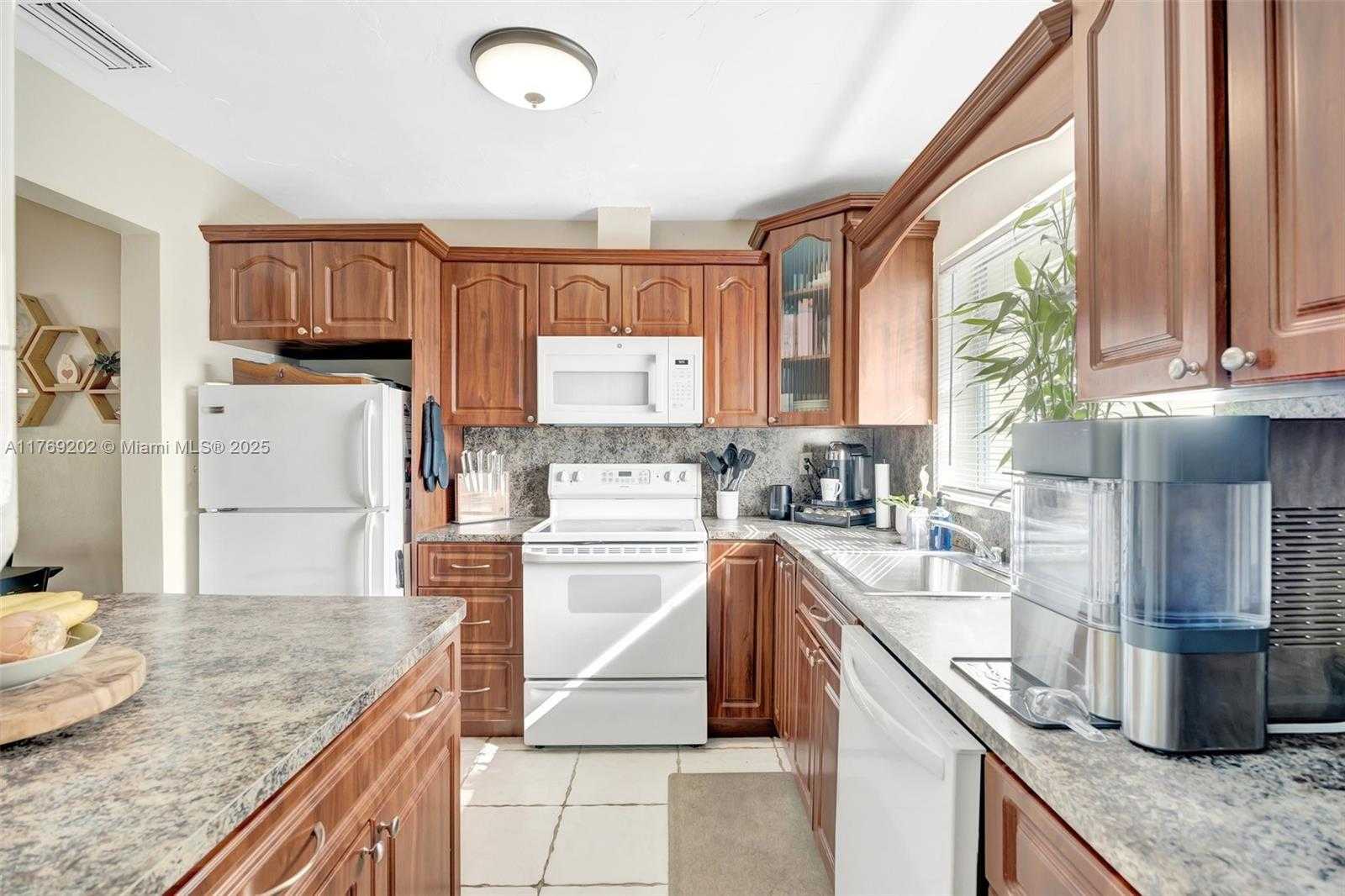 Small Image of 11214 SOUTH WEST 125TH CT #11214, Miami Number 12