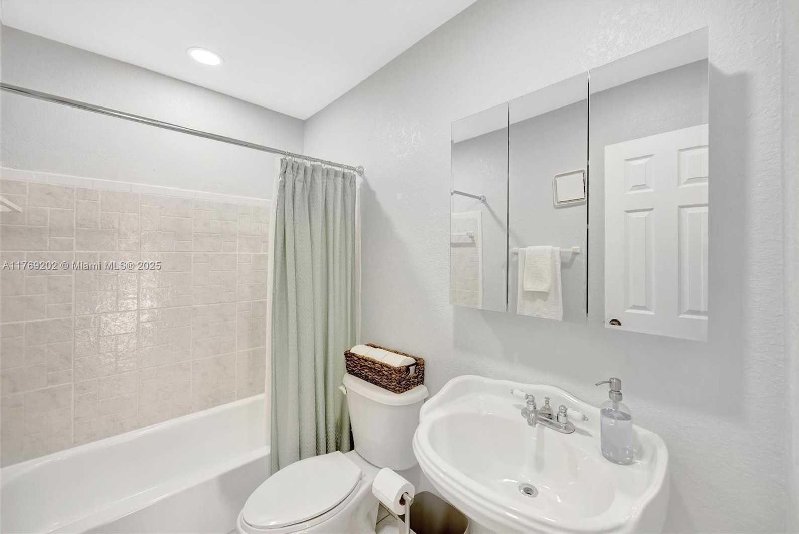 Small Image of 11214 SOUTH WEST 125TH CT #11214, Miami Number 22
