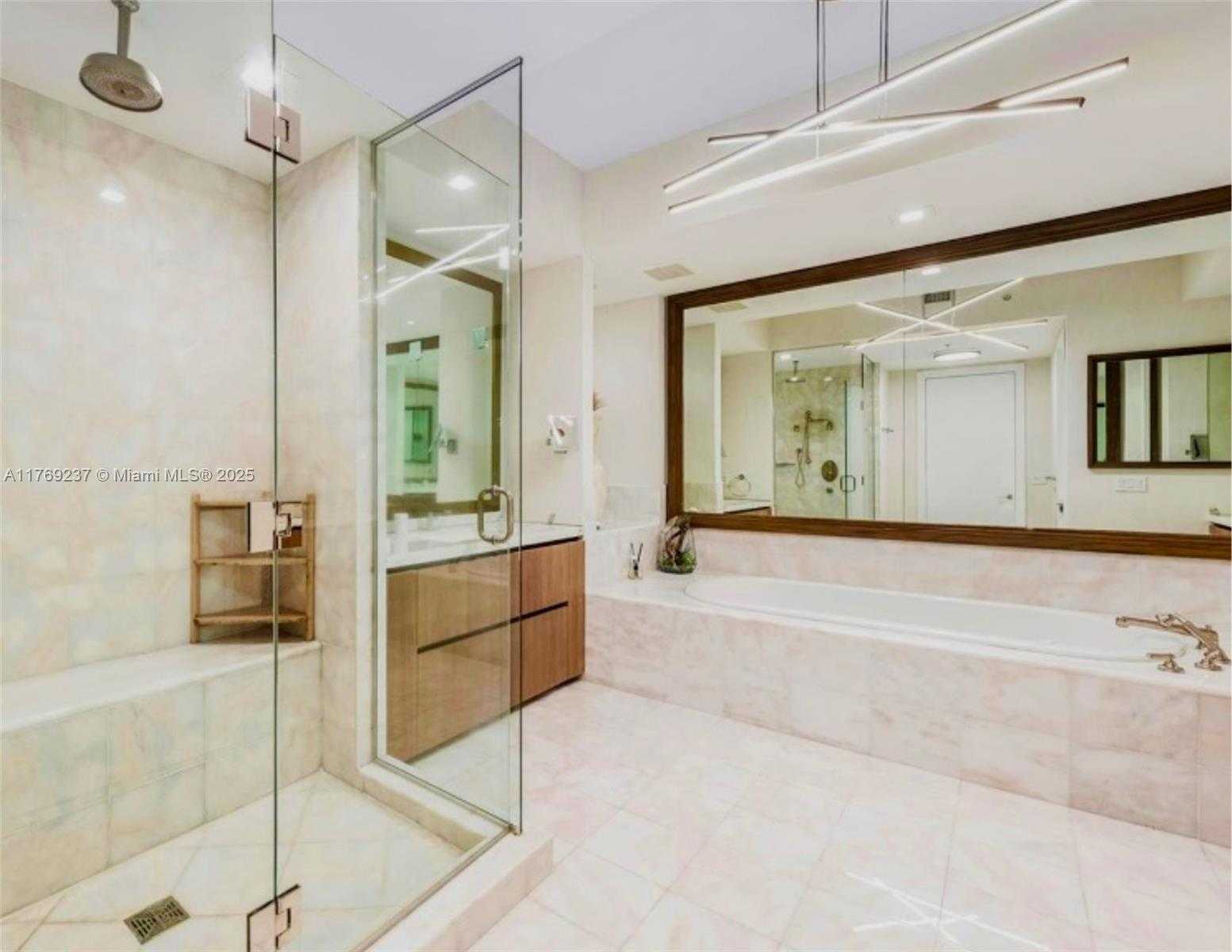 Small Image of 50 SOUTH POINTE DR #1201/08, Miami Beach Number 16