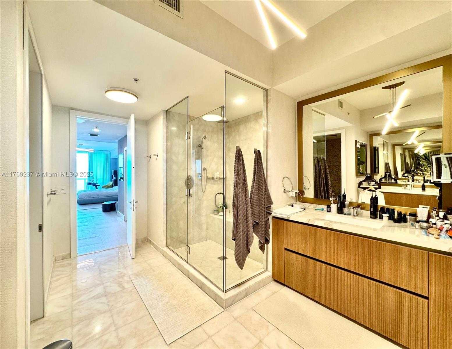Small Image of 50 SOUTH POINTE DR #1201/08, Miami Beach Number 6