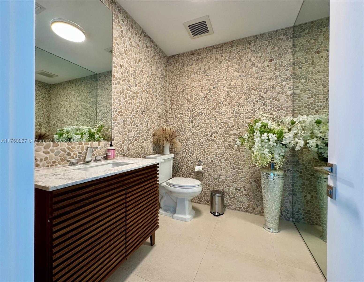 Small Image of 50 SOUTH POINTE DR #1201/08, Miami Beach Number 7