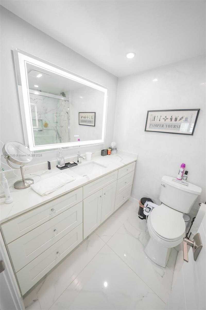 Small Image of 18071 BISCAYNE BLVD #901, Aventura Number 12