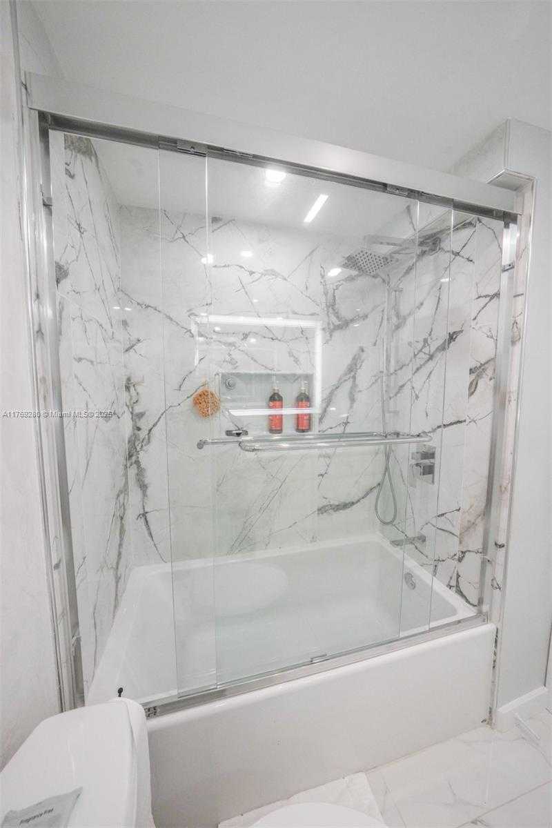 Small Image of 18071 BISCAYNE BLVD #901, Aventura Number 15